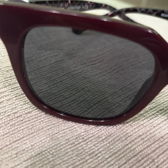 Coach sunglasses. Progressive lenses. No scratches or damage. Oxblood color. - Picture 5 of 8